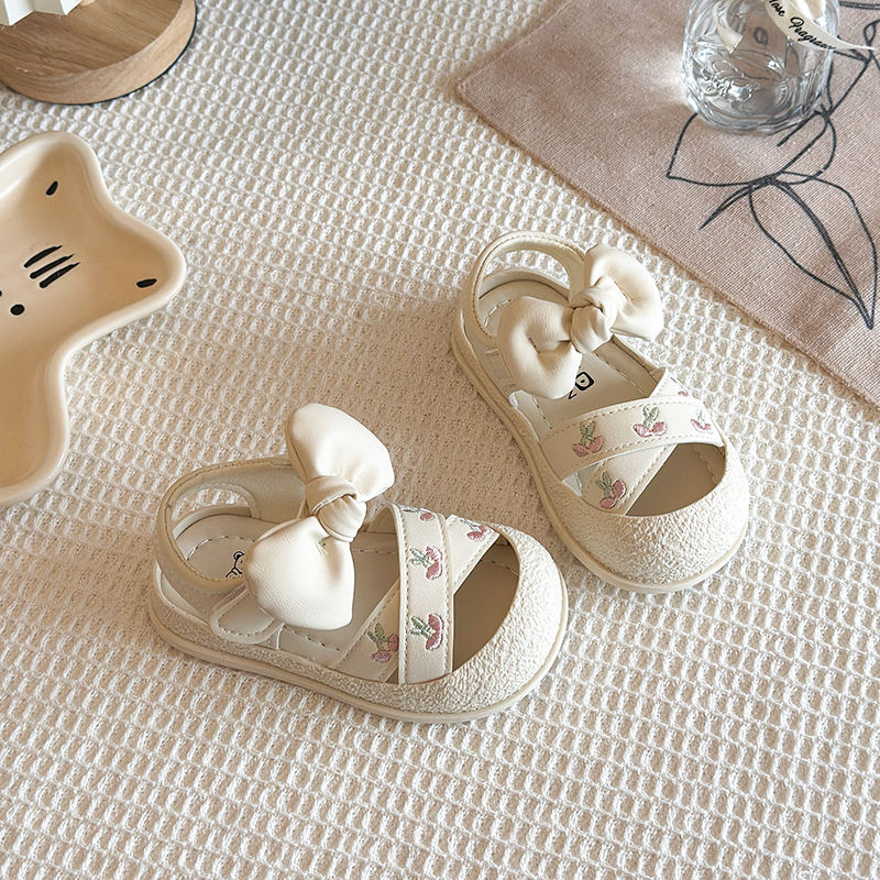 First Walker Kids Toes Capped  - مراجعة Kids Outdoor Clubhouse وسعره