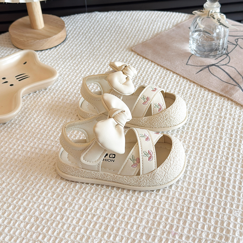 First Walker Kids Toes Capped  - مراجعة Kids Outdoor Clubhouse وسعره